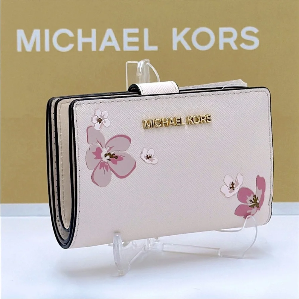 Michael Kors Cream Wallet Elegant Design